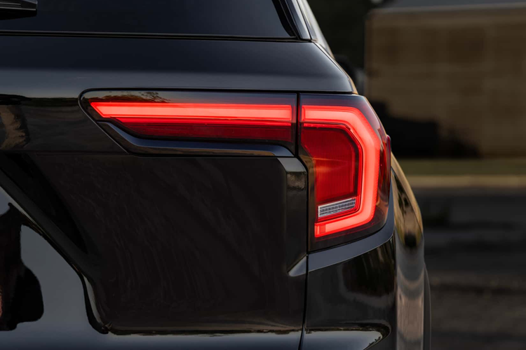 Cho dù thiết lập động cơ này giống với phiên bản hiện tại nhưng xe lại được kết nối với hộp số tự động tám cấp mới. Khi ra mắt, GMC cho biết Terrain 2025 sẽ được trang bị hệ dẫn động 4 bánh tiêu chuẩn.