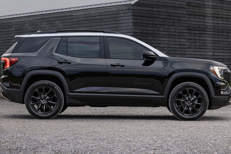 Thương hiệu sẽ ra mắt phiên bản Elevation đầu tiên, thay thế SLE và SLT và đến các đại lý vào cuối năm 2024. AT4 và Denali sẽ xuất hiện vào năm tới với phiên bản 2026 hứa hẹn cung cấp nhiều tính năng hơn, sang trọng hơn và trên AT4, nhiều nâng cấp địa hình hơn.