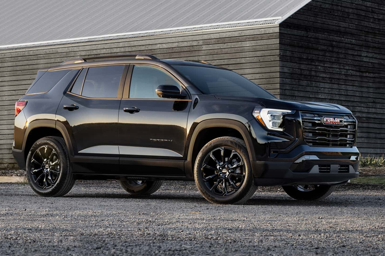 Mẫu xe SUV GMC Terrain 2025 trở nên khác biệt với diện mạo tổng thể được làm mới với đèn LED chạy hình chữ C phía trước và đường gấp khúc lên đường đai ở cột C. Phần cản trước của xe có thiết kế hoàn toàn mới với lưới tản nhiệt hình chữ nhật lớn hơn, phía trên tấm chắn có nhiều góc cạnh và sắc nét hơn.