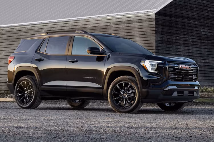 Mẫu xe SUV GMC Terrain 2025 trở nên khác biệt với diện mạo tổng thể được làm mới với đèn LED chạy hình chữ C phía trước và đường gấp khúc lên đường đai ở cột C. Phần cản trước của xe có thiết kế hoàn toàn mới với lưới tản nhiệt hình chữ nhật lớn hơn, phía trên tấm chắn có nhiều góc cạnh và sắc nét hơn.