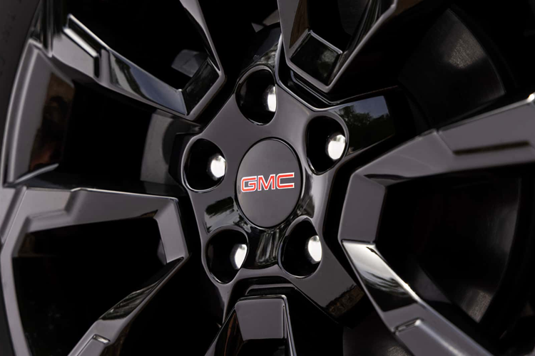 Ngoài ra còn có tùy chọn mui xe hai tông màu mới, nổi bật với họa tiết mái nổi được tạo ra bởi thiết kế cột C mới. Về nội thất, mẫu xe được nâng cấp với loạt chi tiết như màn hình kỹ thuật số hướng dọc 15 inch giữ vị trí ở trung tâm bảng điều khiển cùng bảng đồng hồ kỹ thuật số 11 inch.