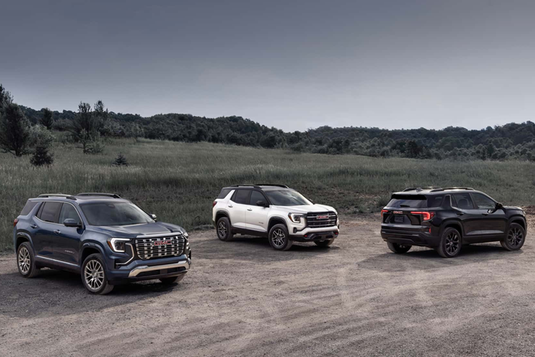 Mọi thứ mới mẻ ở phía sau với nhiều đường thẳng hơn từ tấm cản dưới hiện có gương phản xạ định hướng theo chiều dọc. Đèn hậu hình chữ C có tổng thể nhỏ hơn, trong khi cửa sổ nhỏ phía sau của Terrain được thay thế bằng những tấm kính lớn hơn.