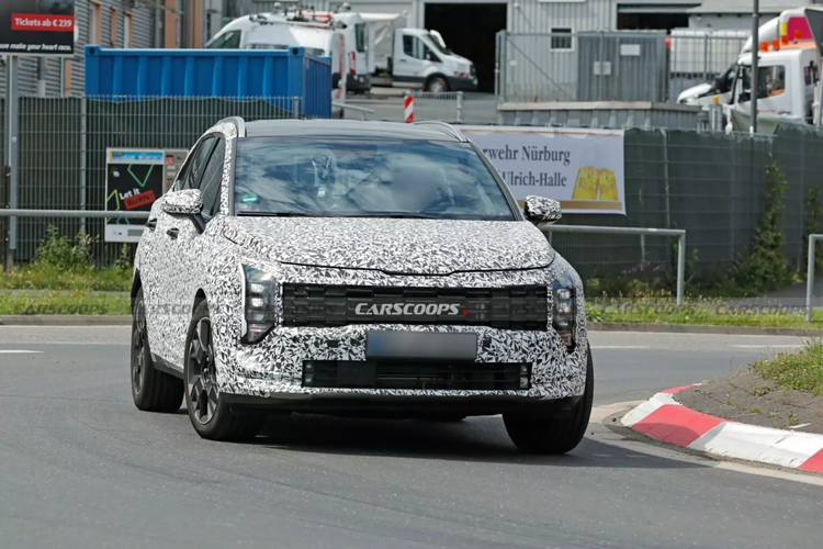 Tại Việt Nam, mẫu xe này hiện có 3 biến thể động cơ, bao gồm Xăng 2.0L, Diesel 2.0L và Xăng tăng áp 1.6L. Hiện, phiên bản sử dụng động cơ hybrid của Kia Sportage chưa được Thaco giới thiệu đến với khách hàng Việt Nam.