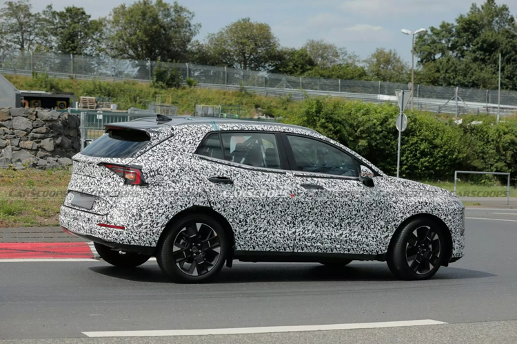 Ở phía sau, Kia Sportage facelift cũng có cụm đèn hậu được thiết kế lại, kết hợp với phần cản sau được làm đơn giản hơn, loại bớt một số chi tiết trang trí rườm rà không cần thiết. Cho đến thời điểm hiện tại, vẫn chưa có bất kỳ thông tin rò rỉ nào về hệ thống truyền động của Kia Sportage mới. 