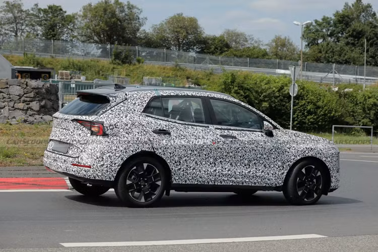 Ở phía sau, Kia Sportage facelift cũng có cụm đèn hậu được thiết kế lại, kết hợp với phần cản sau được làm đơn giản hơn, loại bớt một số chi tiết trang trí rườm rà không cần thiết. Cho đến thời điểm hiện tại, vẫn chưa có bất kỳ thông tin rò rỉ nào về hệ thống truyền động của Kia Sportage mới. 