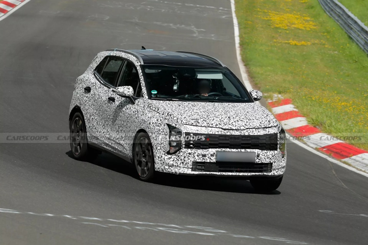 Trong 6 tháng đầu năm nay, Kia Sportage có doanh số khá khiêm tốn, chỉ 1.001 xe. Xếp trên mẫu xe này là các đối thủ Mazda CX-5 (5.270 xe), Ford Territory (2.949 xe), Honda CR-V (2.338 xe) và Hyundai Tucson (2.084 xe).