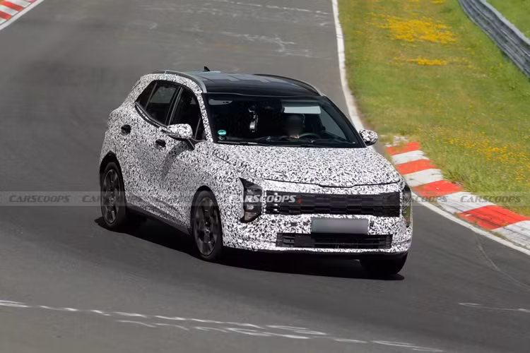 Trong 6 tháng đầu năm nay, Kia Sportage có doanh số khá khiêm tốn, chỉ 1.001 xe. Xếp trên mẫu xe này là các đối thủ Mazda CX-5 (5.270 xe), Ford Territory (2.949 xe), Honda CR-V (2.338 xe) và Hyundai Tucson (2.084 xe).