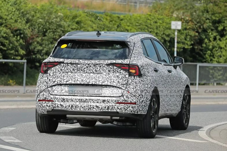 Bên cạnh đó, cụm lưới tản nhiệt cũng đã được thiết kế lại vuông vức hơn. Cản trước và khe thoát gió ở phía dưới cũng đã được thiết kế lại với các đèn sương mù dọc và lỗ thông gió trung tâm hình thang. Tuy nhiên, chi tiết này không được nhiều người đánh giá cao vì thiếu điểm nhấn.