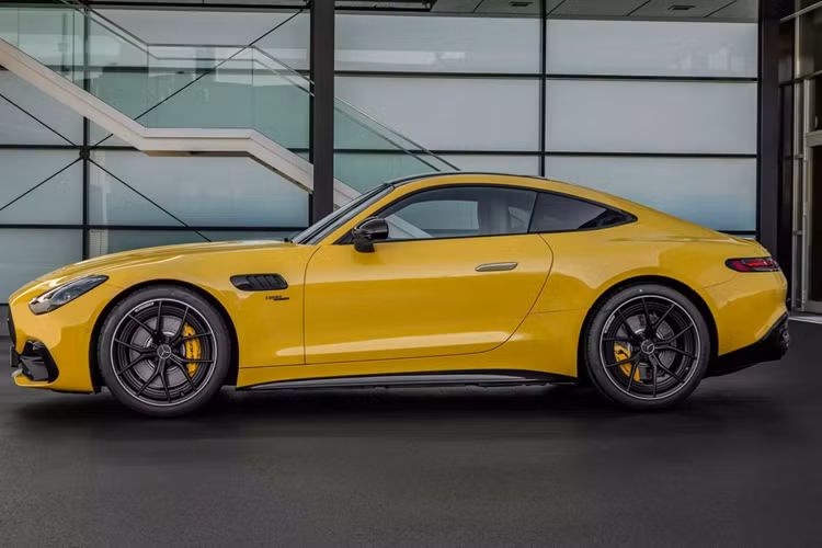 Sức mạnh này đạt được là nhờ vào sự hỗ trợ của một mô-tơ điện đóng góp thêm tối đa 14 mã lực, tạo thành hệ truyền động hybrid dạng nhẹ.