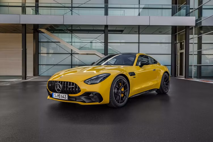  Mercedes-AMG GT 43 2025 mới là dòng xe “Entry-level” được định vị nằm dưới dòng xe GT 53 và GT 63. Mercedes-AMG GT 43 Coupe được trang bị động cơ M139, đây là loại động cơ xăng I4 tăng áp với dung tích chỉ 2.0 lít, có thể sản sinh công suất tối đa 421 mã lực và mô-men xoắn cực đại 500 Nm.
