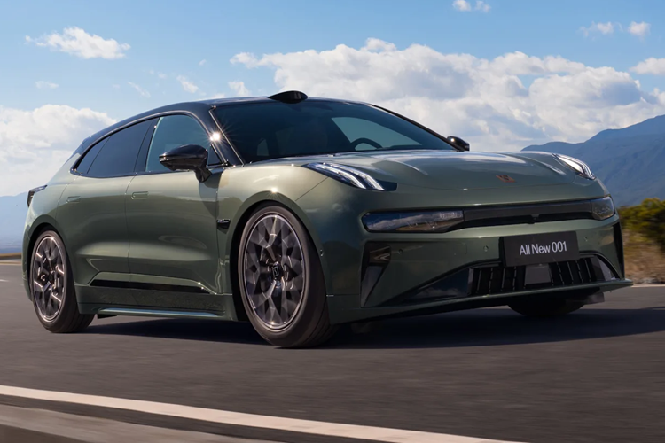 Zeekr 001 bản tiêu chuẩn được trang bị một mô tơ điện cho công suất 416 mã lực gắn trục sau. Biến thể 4WD còn có thêm một động cơ ở trục trước cho công suất 362 mã lực. Theo thông tin từ hãng, mẫu SUV này có thể tăng tốc lên tới 100 km/h chỉ trong 3,3 giây và đạt tốc độ tối đa là 240 km/h.