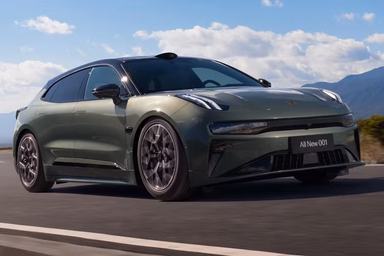 Zeekr 001 bản tiêu chuẩn được trang bị một mô tơ điện cho công suất 416 mã lực gắn trục sau. Biến thể 4WD còn có thêm một động cơ ở trục trước cho công suất 362 mã lực. Theo thông tin từ hãng, mẫu SUV này có thể tăng tốc lên tới 100 km/h chỉ trong 3,3 giây và đạt tốc độ tối đa là 240 km/h.