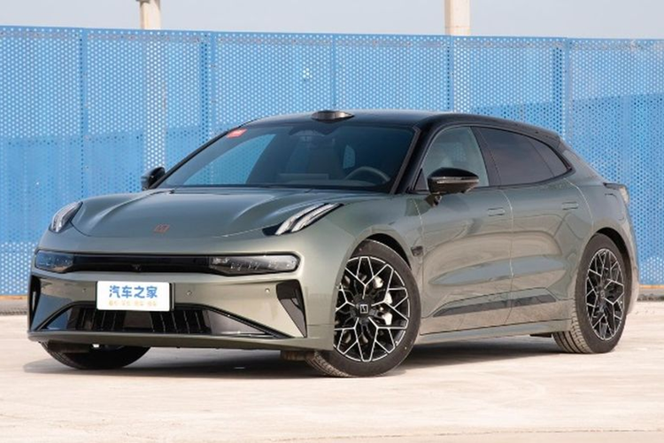 Con số này giúp mẫu SUV này trở thành nhà vô địch ở phân khúc ôtô điện tầm giá trên 250.000 nhân dân tệ (khoảng 870 triệu đồng). Zeekr 001 chạy điện là mẫu đầu tiên của Zeekr, ra mắt vào tháng 4/2021.