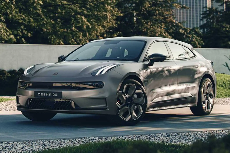 Thứ hai là pin NMC có công suất 100 kWh cho phạm vi hoạt động từ 705 – 750 km (tùy thuộc vào loại truyền động). Đối với tùy chọn này, tầm vận hành của 001 tăng tới 350 km sau 10 phút sạc.