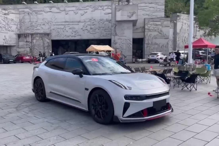 Zeekr 001 được cung cấp tới hai tùy chọn pin. Thứ nhất là pin LFP có công suất 95 kWh cho phạm vi hoạt động lên đến 675 km. Khi sử dụng sạc nhanh, xe có thể đi thêm được 256 km chỉ sau 5 phút cắm điện.