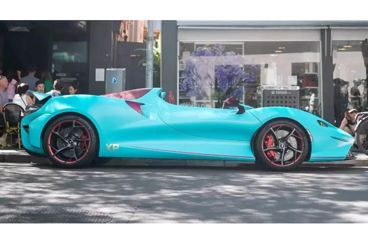 Chưa hết, vì là bản không có kính chắn gió, nên trước mặt người lái cũng như nắp capô sẽ được trang bị thêm hệ thống kiểm soát khí lưu thông minh AAMS, có thể tạo ra "bong bóng không khí" để bảo vệ người lái. Tuy nhiên, khi chạy tốc độ nhanh, tính năng này không giúp ích được gì cho người ngồi trong.