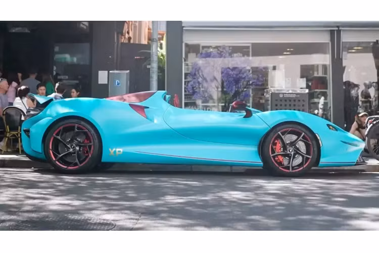 Chưa hết, vì là bản không có kính chắn gió, nên trước mặt người lái cũng như nắp capô sẽ được trang bị thêm hệ thống kiểm soát khí lưu thông minh AAMS, có thể tạo ra "bong bóng không khí" để bảo vệ người lái. Tuy nhiên, khi chạy tốc độ nhanh, tính năng này không giúp ích được gì cho người ngồi trong.