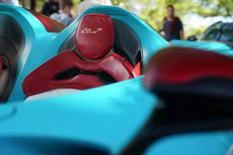 Chí vì thế, không ít khách hàng chọn mua McLaren Elva bản 4 không, tức loại bỏ trang bị kính chắn gió. Trong đó, chiếc siêu xe McLaren Elva xuất hiện trên đường phố của Australia gần đây không chỉ gây ấn tượng với bộ cánh màu xanh ngọc rất nổi bật và lôi cuốn, mà còn thuộc bản XP