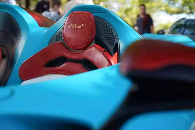 Chí vì thế, không ít khách hàng chọn mua McLaren Elva bản 4 không, tức loại bỏ trang bị kính chắn gió. Trong đó, chiếc siêu xe McLaren Elva xuất hiện trên đường phố của Australia gần đây không chỉ gây ấn tượng với bộ cánh màu xanh ngọc rất nổi bật và lôi cuốn, mà còn thuộc bản XP