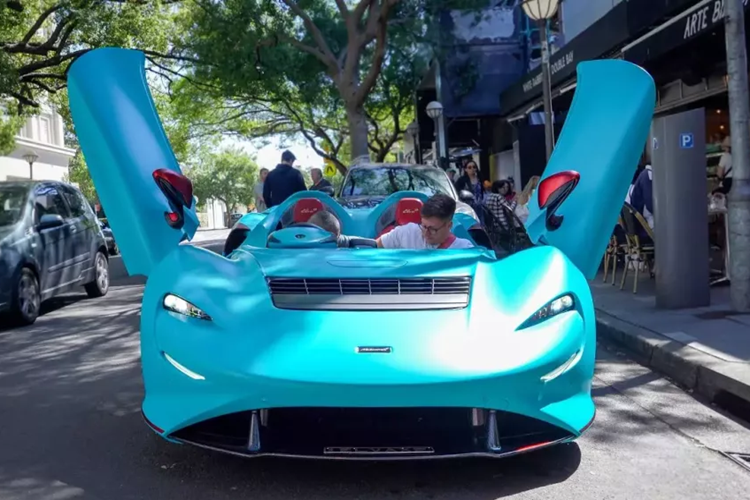 Ngoài thiết kế ấn tượng ra, Elva không có gì quá nổi trội với sức mạnh vẫn đến từ khối động cơ V8, tăng áp kép, dung tích 4.0 lít tương tự như các siêu xe McLaren 720S , McLaren 720S Spider và cả siêu phẩm hypercar McLaren Senna của Hoàng Kim Khánh hay ông Đặng Lê Nguyên Vũ sở hữu.