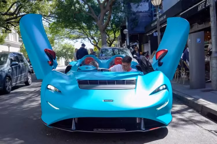 Ngoài thiết kế ấn tượng ra, Elva không có gì quá nổi trội với sức mạnh vẫn đến từ khối động cơ V8, tăng áp kép, dung tích 4.0 lít tương tự như các siêu xe McLaren 720S , McLaren 720S Spider và cả siêu phẩm hypercar McLaren Senna của Hoàng Kim Khánh hay ông Đặng Lê Nguyên Vũ sở hữu.