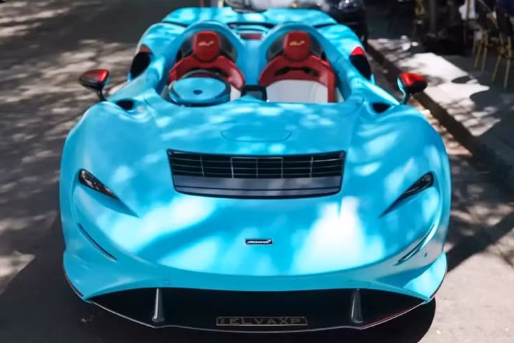 Tuy nhiên, thiết kế không có kính chắn gió đã khiến McLaren Elva không thể bán tại 1 số thị trường quan trọng của hãng, như Trung Quốc, Mỹ và 1 số quốc gia khác. Điều này khiến hãng hạ số xe còn 299 chiếc và 1 lần nữa, phiên bản xe McLaren Elva bị hạ xuống còn 149 chiếc.