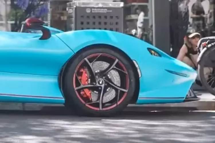 Thậm chí, 1 video còn cho thấy vị đại gia bay cả nón kết khi tăng tốc xe Elva trên đường. Nếu bạn tò mò xe McLaren Elva của Minh Nhựa có chi tiết này hay không, câu trả lời là vì xe thuộc bản có kính, nên trang bị hệ thống kiểm soát khí lưu thông minh AAMS là vô nghĩa, nên hãng đã cắt bỏ nó.