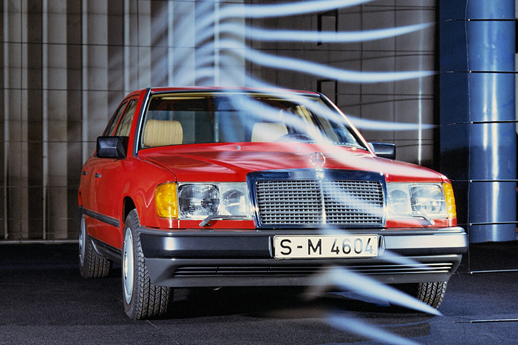 Một điểm mạnh lớn của dòng xe Mercedes-Benz 124 huyền thoại này là tính thẩm mỹ vượt thời gian và tính thực dụng đặc biệt trong sử dụng hàng ngày, khiến những chiếc xe này trở thành một trong những mẫu xe khởi đầu cho những người muốn chơi xe cổ.