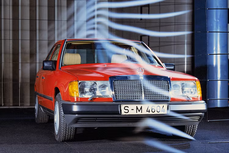 Một điểm mạnh lớn của dòng xe Mercedes-Benz 124 huyền thoại này là tính thẩm mỹ vượt thời gian và tính thực dụng đặc biệt trong sử dụng hàng ngày, khiến những chiếc xe này trở thành một trong những mẫu xe khởi đầu cho những người muốn chơi xe cổ.