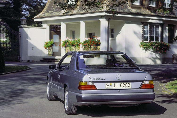 Mercedes-Benz Classic hiện cũng đã có phương án đảm bảo nguồn cung cấp phụ tùng thay thế và phụ tùng hao mòn trên toàn cầu thông qua Mercedes-Benz Classic Genuine Parts, cũng như hỗ trợ cộng đồng người chơi xe thông qua các câu lạc bộ chính thức hoặc được Mercedes-Benz công nhận.