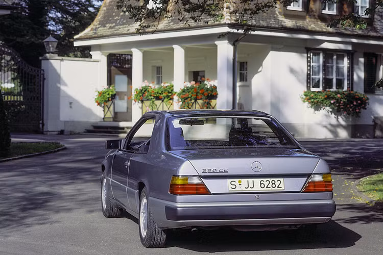 Mercedes-Benz Classic hiện cũng đã có phương án đảm bảo nguồn cung cấp phụ tùng thay thế và phụ tùng hao mòn trên toàn cầu thông qua Mercedes-Benz Classic Genuine Parts, cũng như hỗ trợ cộng đồng người chơi xe thông qua các câu lạc bộ chính thức hoặc được Mercedes-Benz công nhận.