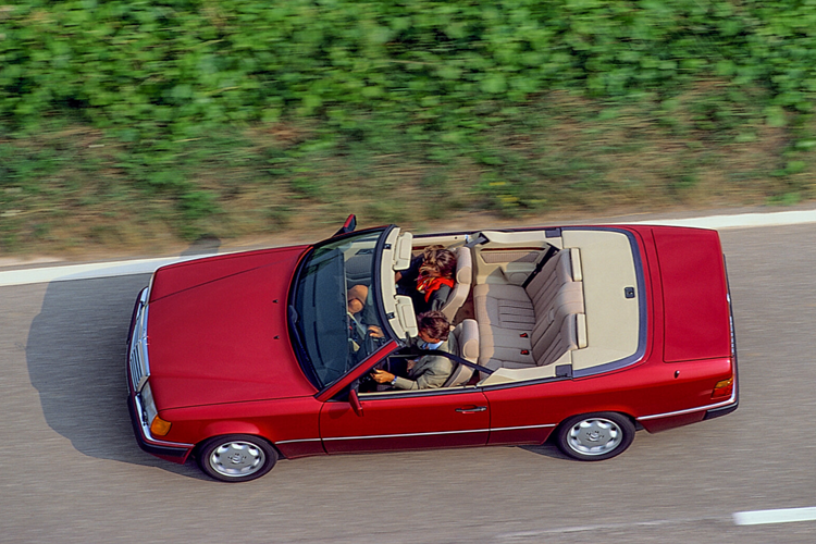 40 năm trước, dòng xe 124 đã thiết lập các chuẩn mực kỹ thuật trong phân khúc của mình với các tính năng nổi bật như thân xe được làm bằng tấm thép tấm cường độ cao và vật liệu giảm trọng lượng. Tính năng an toàn thụ động đặc biệt được chứng minh bằng các thử nghiệm va chạm lệch đầy thử thách.