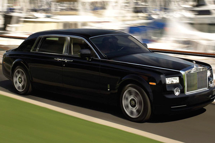 Rolls-Royce Phantom của ông Kim Jong un là 1 trong các xe siêu sang đắt đỏ nhất thế giới, đối thủ của nó chính là Maybach 62S, và ông Kim Jong-un đã có 1 cặp xe đắt tiền.