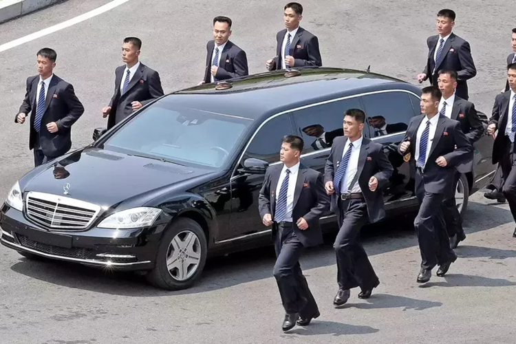 "Chúng tôi không hề biết những chiếc xe này được chuyển vào Triều Tiên bằng cách nào", bà Silke Mockert, phát ngôn viên của tập đoàn Daimler, khẳng định với phóng viên tờ AP vào năm 2019 trước câu hỏi vì sao các xe siêu sang đắt tiền của hãng này có mặt ở Triều Tiên.