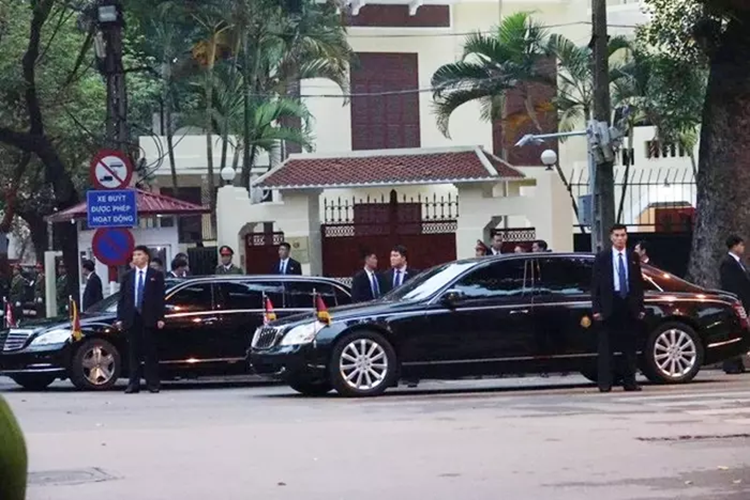 Động cơ kết hợp cùng hộp số 5 cấp, nhờ đó, chiếc xe siêu sang Maybach 62S tăng tốc từ vị trí xuất phát lên 100 km/h chỉ trong vòng 4,5 giây trước khi đạt vận tốc tối đa 250 km/h.