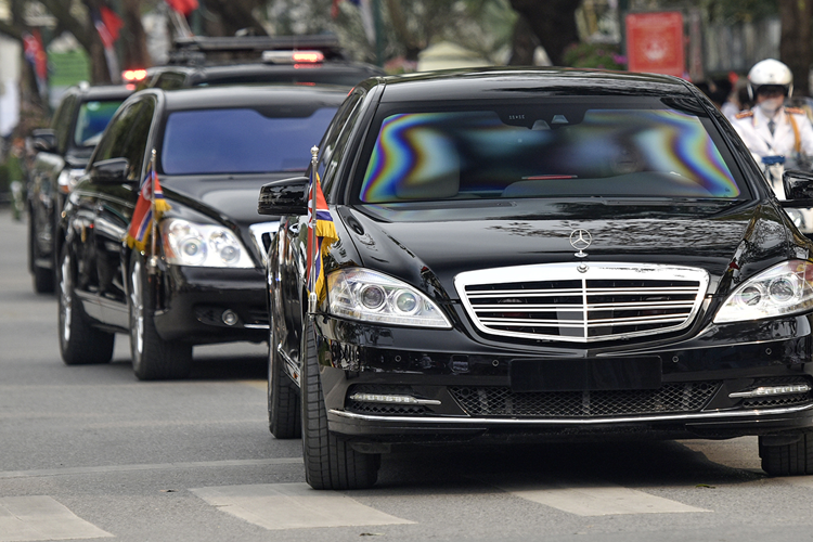 Chiếc xe siêu sang Mercedes-Maybach S600 Pullman dành cho yếu nhân này có thời gian tăng tốc từ vị trí xuất phát 100 km/h trong vòng 5 giây trước khi đạt vận tốc tối đa 250 km/h.