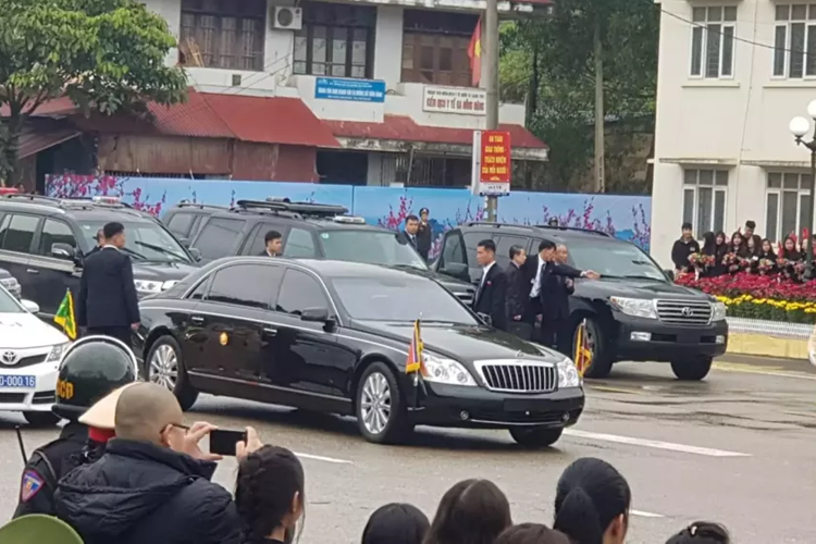 Maybach 62S Đi cùng với chiếc xe siêu sang bọc thép Mercedes-Benz S600 Pullman Guard trong mỗi chuyến công tác nước ngoài của nhà lãnh đạo Triều Tiên còn có mẫu xe siêu sang Maybach 62S, đây là dòng xe đặc biệt vì hàng ghế sau có thêm rèm kính, tạo ra khoang hành khách riêng tư nhất, cũng là mẫu xe được rất nhiều đại gia, tỷ phú hay nhà sưu tập sử dụng.