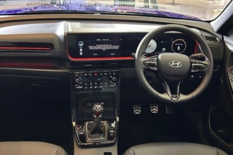 Hyundai Creta N-line được trang bị hàng loạt tiện ích như: bảng đồng hồ kỹ thuật số và màn hình cảm ứng trung tâm cùng có kích thước 10,25 inch nối liền với nhau thành một cụm trên mặt táp-lô, hỗ trợ kết nối với điện thoại thông minh.