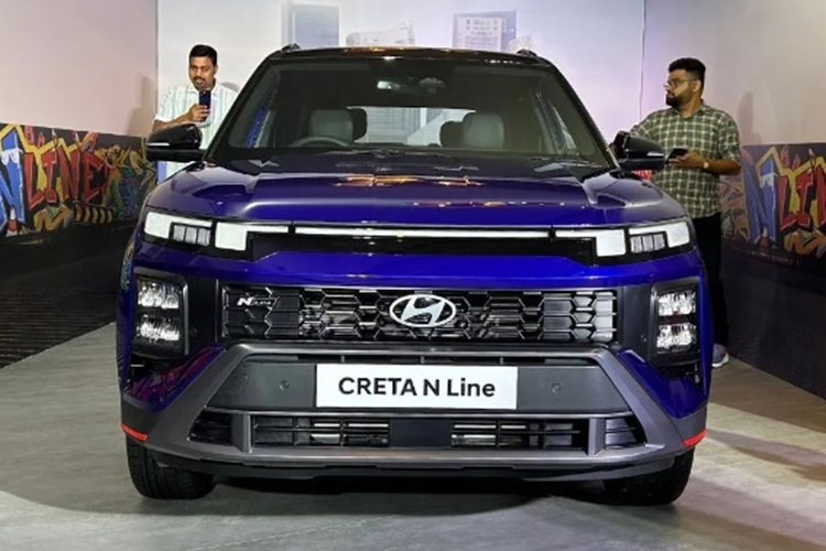 Phiên bản Hyundai Creta N-line 2024 mới gây ấn tượng với ngoại thất màu xanh đậm khỏe khoắn. So với phiên bản thông thường, bản N-Line có phần đầu xe thể thao hơn với lưới tản nhiệt và cản trước hầm hố, góc cạnh cùng khe hút gió rộng hơn.