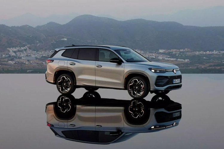 Ngoại thất của Tayron có sự khác biệt so với Tiguan, nhưng vẫn còn thiết kế đặc trưng nhà Volkswagen; điển hình là đèn pha được làm gọn gàng, cụm đèn hậu LED nối dài hai bên. Ngoài ra, Tayron 2025 có lưới tản nhiệt thiết kế rộng với hoạ tiết mạ crôm, khe gió đặt dọc tại cản trước. 