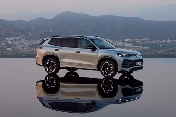 Ngoại thất của Tayron có sự khác biệt so với Tiguan, nhưng vẫn còn thiết kế đặc trưng nhà Volkswagen; điển hình là đèn pha được làm gọn gàng, cụm đèn hậu LED nối dài hai bên. Ngoài ra, Tayron 2025 có lưới tản nhiệt thiết kế rộng với hoạ tiết mạ crôm, khe gió đặt dọc tại cản trước. 