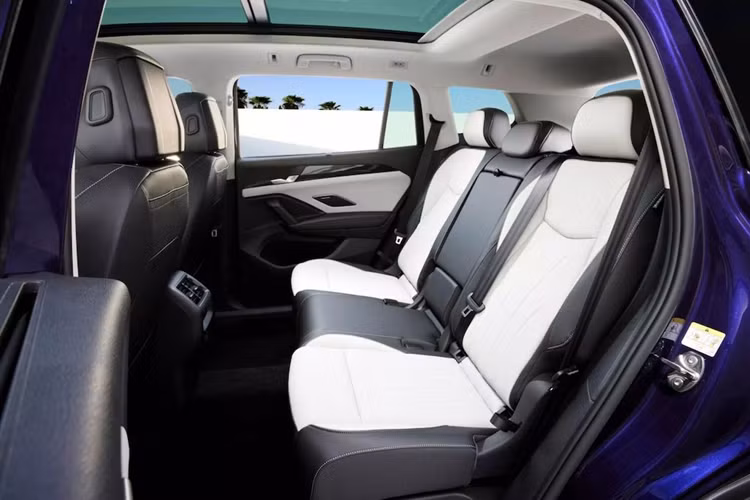 Volkswagen Tayron 2025 phát triển dựa trên cơ sở gầm bệ MQB Evo có 5 tuỳ chọn động cơ (xăng, dầu, mild hybrid và plug-in hybrid – PHEV). Công suất dao động từ 148 mã lực đối với động cơ 1.5 eTSI và 2.0 TDI tiêu chuẩn.