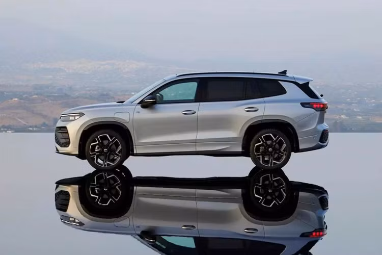 Phiên bản Mild-Hybrid có công suất 201 mã lực và PHEV đạt công suất 268 mã lực; phạm vi di chuyển bằng pin lên đến 100 km. Tất cả các phiên bản đều đi kèm hộp số ly hợp kép. Hệ thống dẫn động 4 bánh toàn thời gian 4Motion là gói tuỳ chọn, riêng với động cơ diesel TDI 2.0L (công suất 190 mã lực) là trang bị tiêu chuẩn.