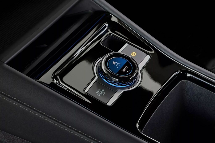 Volkswagen Tayron 2025 còn có thêm cấu hình 3 hàng ghế dạng 5+2, gia tăng tính thực dụng. Tayron tiêu chuẩn có cấu hình 5 chỗ ngồi. Với cấu hình 7 chỗ ngồi, không gian hành lý có dung tích 345 lít, còn cấu hình 5 chỗ không gian hành lý lên đến 885 lít.