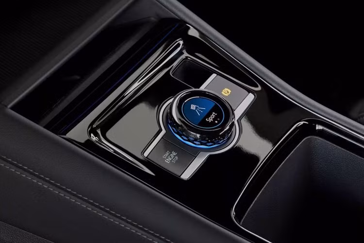 Volkswagen Tayron 2025 còn có thêm cấu hình 3 hàng ghế dạng 5+2, gia tăng tính thực dụng. Tayron tiêu chuẩn có cấu hình 5 chỗ ngồi. Với cấu hình 7 chỗ ngồi, không gian hành lý có dung tích 345 lít, còn cấu hình 5 chỗ không gian hành lý lên đến 885 lít.