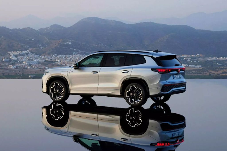 Tại thị trường châu Âu, giá xe Volkswagen Tayron 2025 khởi điểm từ 45.475 Euro (khoảng 1,23 tỷ đồng), tăng 7.225 Euro (196 triệu đồng) so với Tiguan. Volkswagen Tayron 2025 là mẫu xe toàn cầu, nên chiếc xe này sẽ sớm có mặt tại Việt Nam trong thời gian tới.