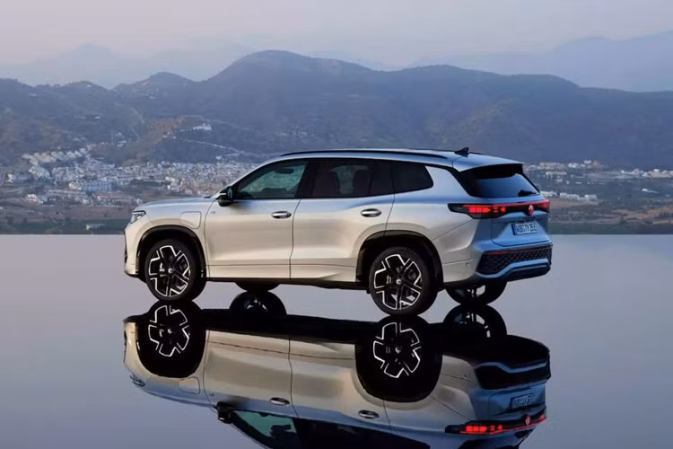 Tại thị trường châu Âu, giá xe Volkswagen Tayron 2025 khởi điểm từ 45.475 Euro (khoảng 1,23 tỷ đồng), tăng 7.225 Euro (196 triệu đồng) so với Tiguan. Volkswagen Tayron 2025 là mẫu xe toàn cầu, nên chiếc xe này sẽ sớm có mặt tại Việt Nam trong thời gian tới.