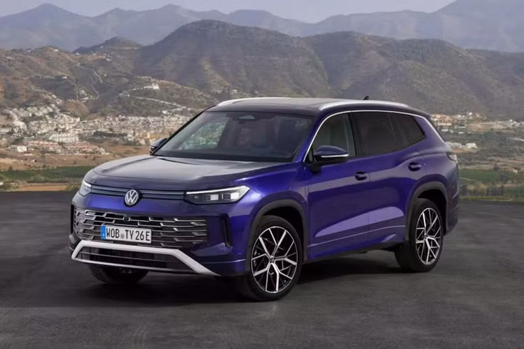 Tại thị trường Mỹ, Tiguan Allspace chỉ được gọi là Tiguan và Tayron đã được xác nhận thay thế cho đàn anh; Tiguan Mỹ sẽ có chút nâng cấp về hệ thống động lực, các gói trang bị, ngoại thất… Trước đó, mẫu xe SUV Volkswagen Tayron chỉ dành cho thị trường tỷ dân, nhưng bây giờ xe sẽ được ra mắt toàn cầu.