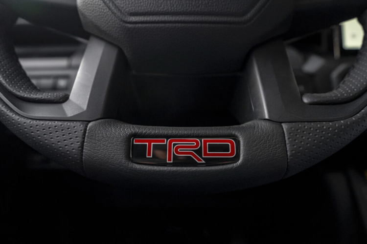 Ngoài ra phiên bản này còn có giá nóc do ARB thiết kế, ống thở, thanh đèn và tấm ốp gầm bằng thép. Ở phần cản trước, chiếc xe còn được trang bị logo “TOYOTA” màu đồng tạo vẻ ấn tượng, phong trần cho chiếc SUV địa hình.