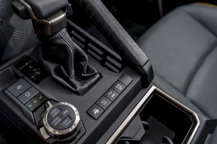 Phiên bản 4Runner Trailhunter được trang bị bộ lốp địa hình có kích thước 33 inch giúp nâng chiều cao xe thêm 5,1 cm ở phía trước và 3,9 cm ở phía sau. Phiên bản này còn sở hữu bộ giảm xóc rèn (forged) từ Old Man Emu kết hợp cùng bình dầu đến từ ARB.